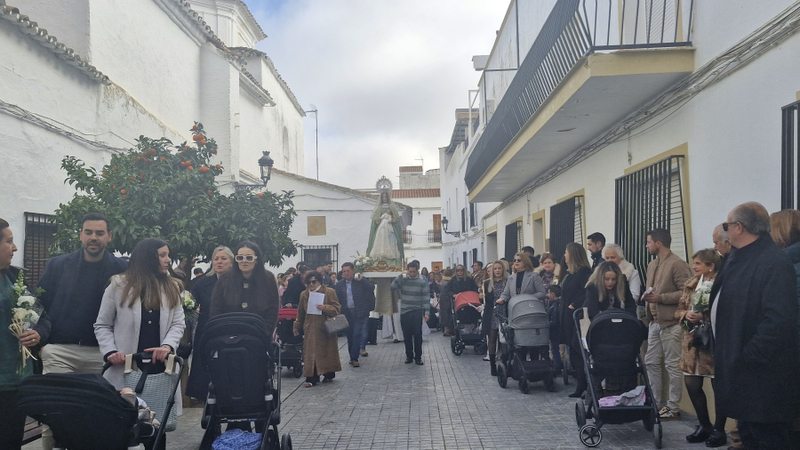 Un centenar de familias participan en la procesión de la Candelaria de Fuente del Maestre y presentan a sus pequeños a la Virgen