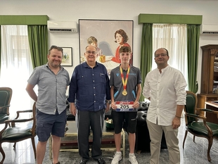 El Ayuntamiento de Zafra recibe al reciente campeón de España sub 16 de 1.500 metros obstáculos Javier Masero Uréndez