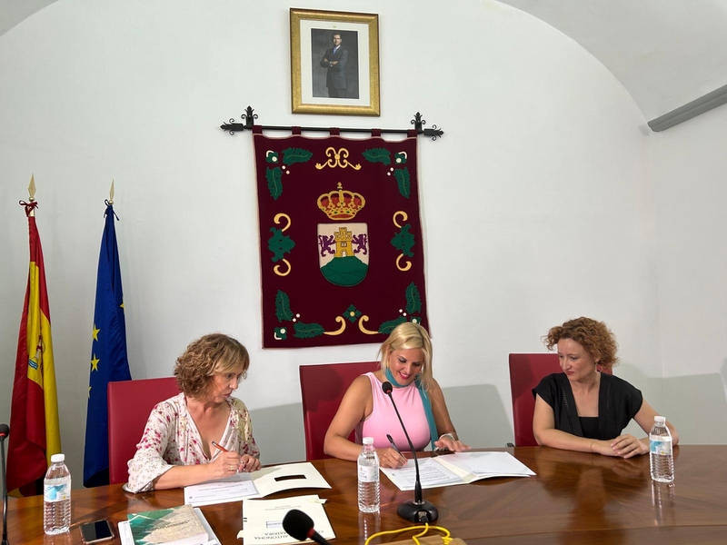 La Junta de Extremadura cede de forma gratuita un inmueble destinado a Centro de Día en Burguillos del Cerro