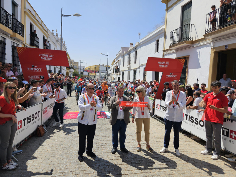 Histórica y multitudinaria salida de la Vuelta Ciclista a España desde Fuente del Maestre