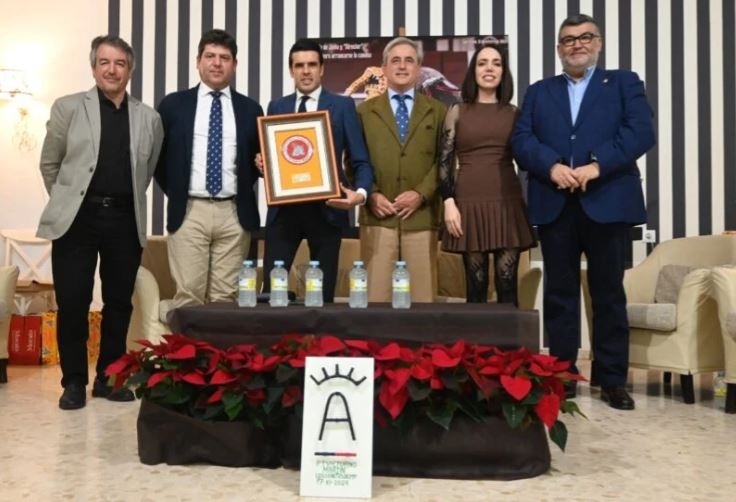 La Peña Tarina de Los Santos de Maimona entrega su premio a la mejor faena realizada a un toro de la ganadería Victorino Martín a Emilio de Justo