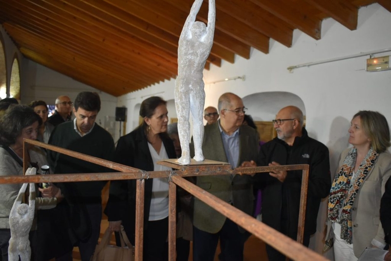 El artista Juan Gila expone en Zafra su colección de obras sobre los movimientos migratorios `Reflejo Babel´