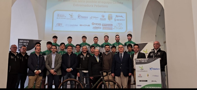 El equipo ciclista Extremadura Pebetero fue presentado ayer en la Biblioteca Municipal Antonio Salazar Archivo Histórico de Zafra