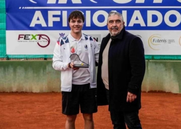 El santeño Carlos Lombas campeón sub 18 del Máster Nacional de Comunidades Autónomas de Tenis