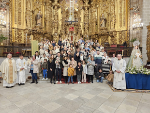 La Parroquia de Fuente del Maestre celebró la Fiesta de la Candelaria con la presentación a la Virgen de los niños bautizados en el último año