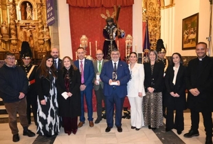 El Ayuntamiento de Los Santos de Maimona recibe el Premio Nazareno durante el XX Pregón de esta cofradía