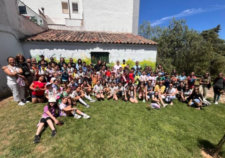 Los Santos de Maimona planta conciencia ambiental en una jornada de convivencia y aprendizaje